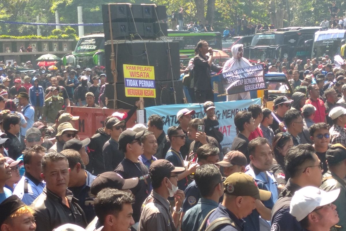 Sektor Wisata Jabar Lumpuh akibat Larangan "Study Tour", Sopir hingga UMKM Demo ke Gedung Sate