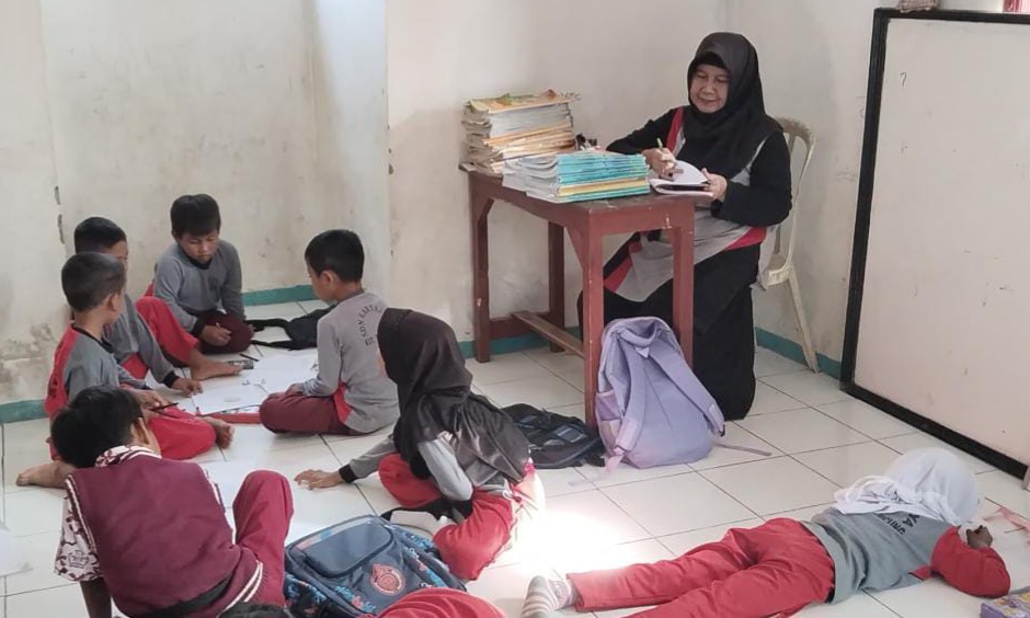 Musala Jadi Saksi Pelajar SD Cipaku Belajar dalam Keterbatasan
