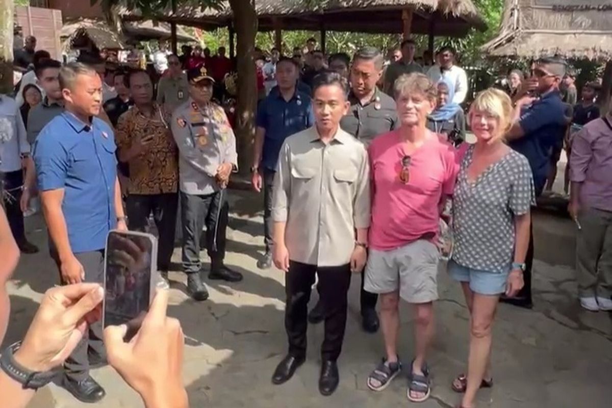 Momen Gibran Diajak Foto Turis Asal Prancis di Desa Sade NTB