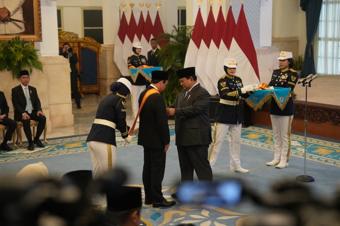 Apa Itu Bintang Mahaputera Utama yang Diterima oleh Mendikdasmen?