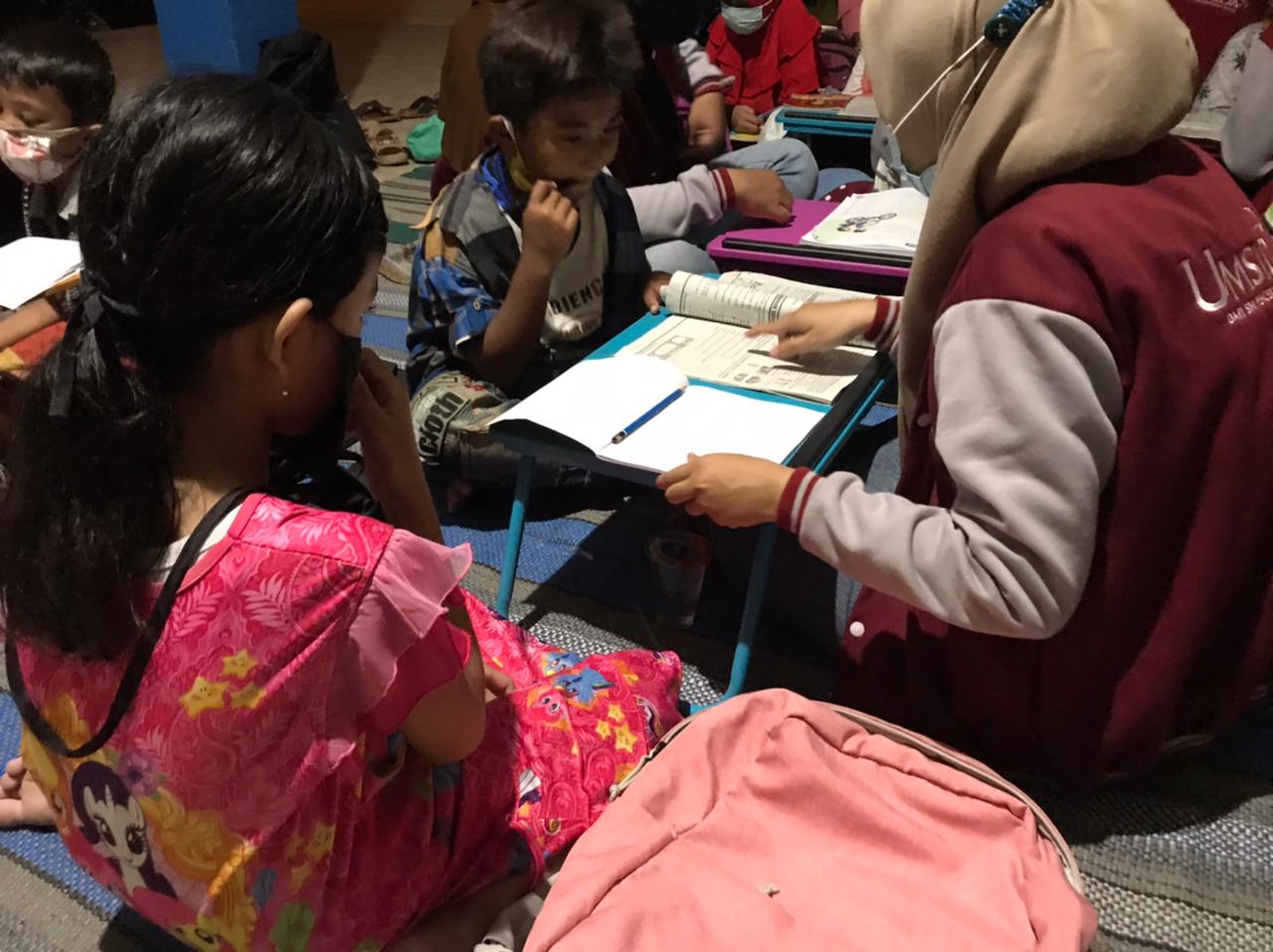 Saat Debu dan Bocor Hujan Jadi Teman Anak SD Tegal Benteng Belajar