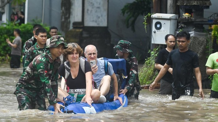 Hujan Deras Picu Banjir hingga 1,5 Meter di Kuta Bali